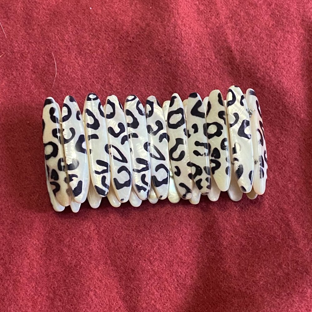 Unusual stretchy bracelet w/leopard-like motif